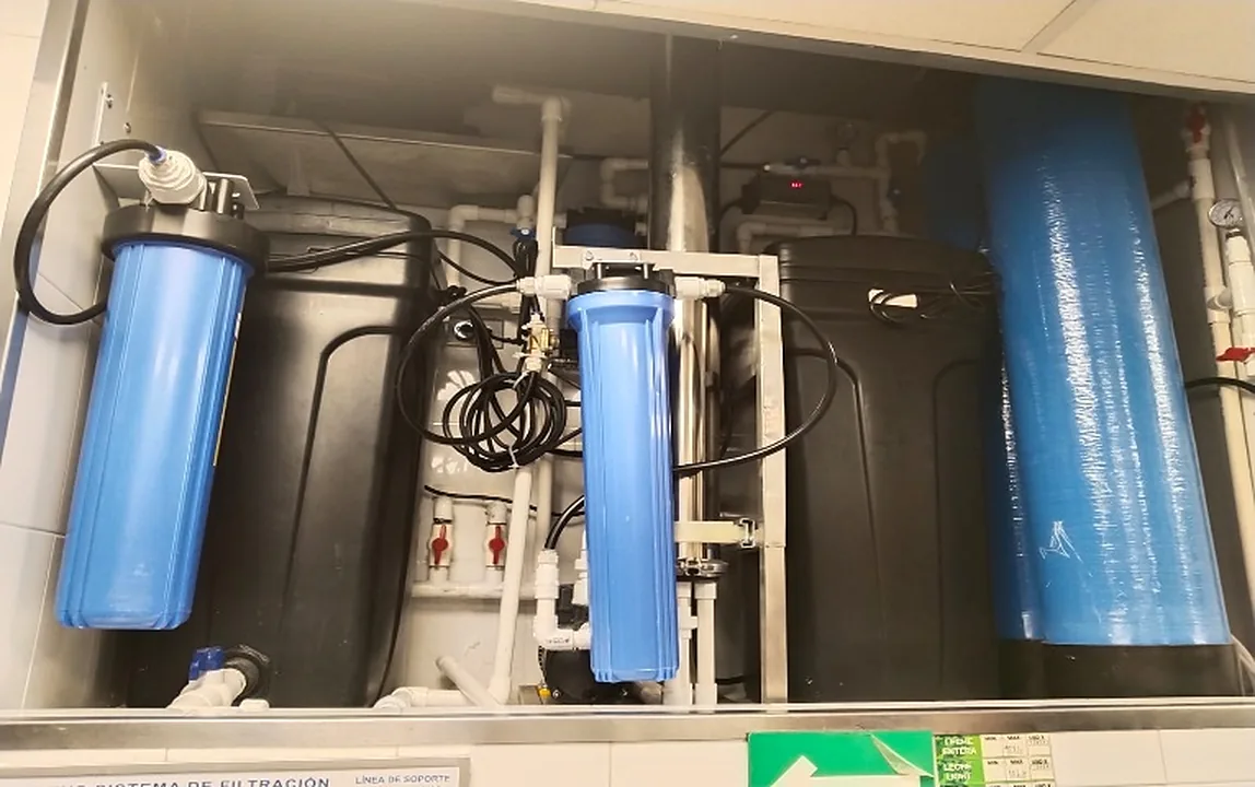 Filtros azules y lámpara de luz UV de un sistema de purificación de agua