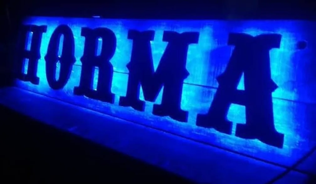 Letrero luminoso con letras en relieve y retroiluminación azul