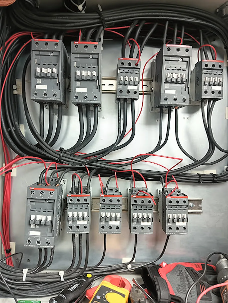 Tablero de control eléctrico con contactores y cableado ordenado