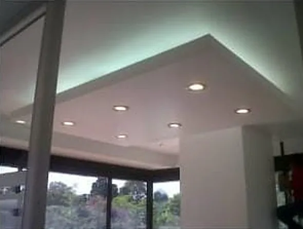 Plafón con iluminación indirecta y luminarias empotradas ya terminado